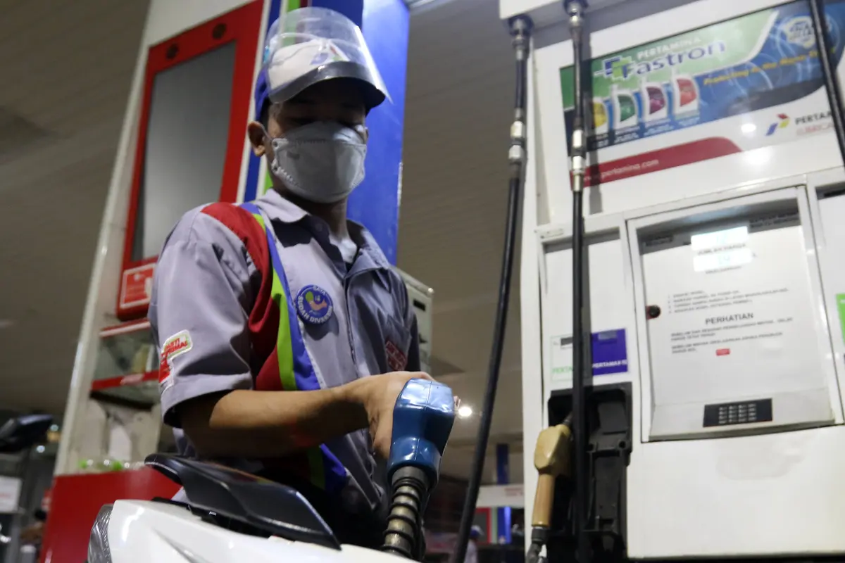 FOTO: Antrean Kendaraan di SPBU Jelang Kenaikan Harga Pertamax