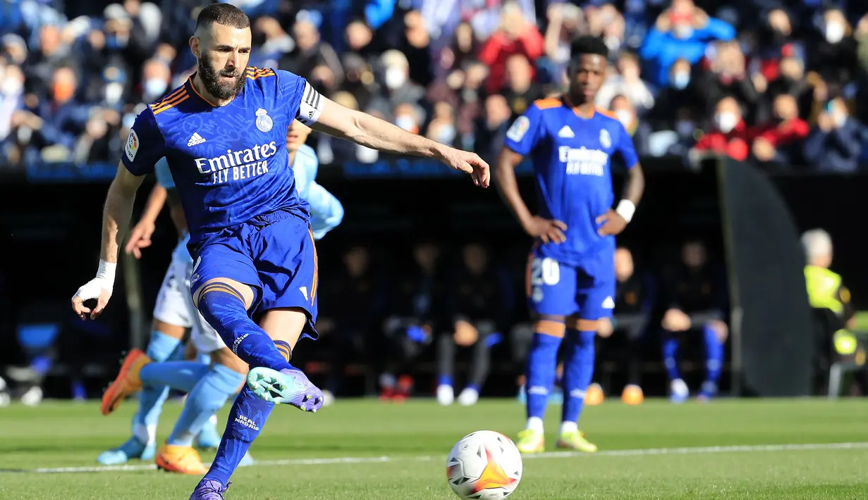 Dua gol kemenangan Los Blancos dalam pertandingan ini didapat melalui penalti Karim Benzema. (AP/Lalo R. Villar)