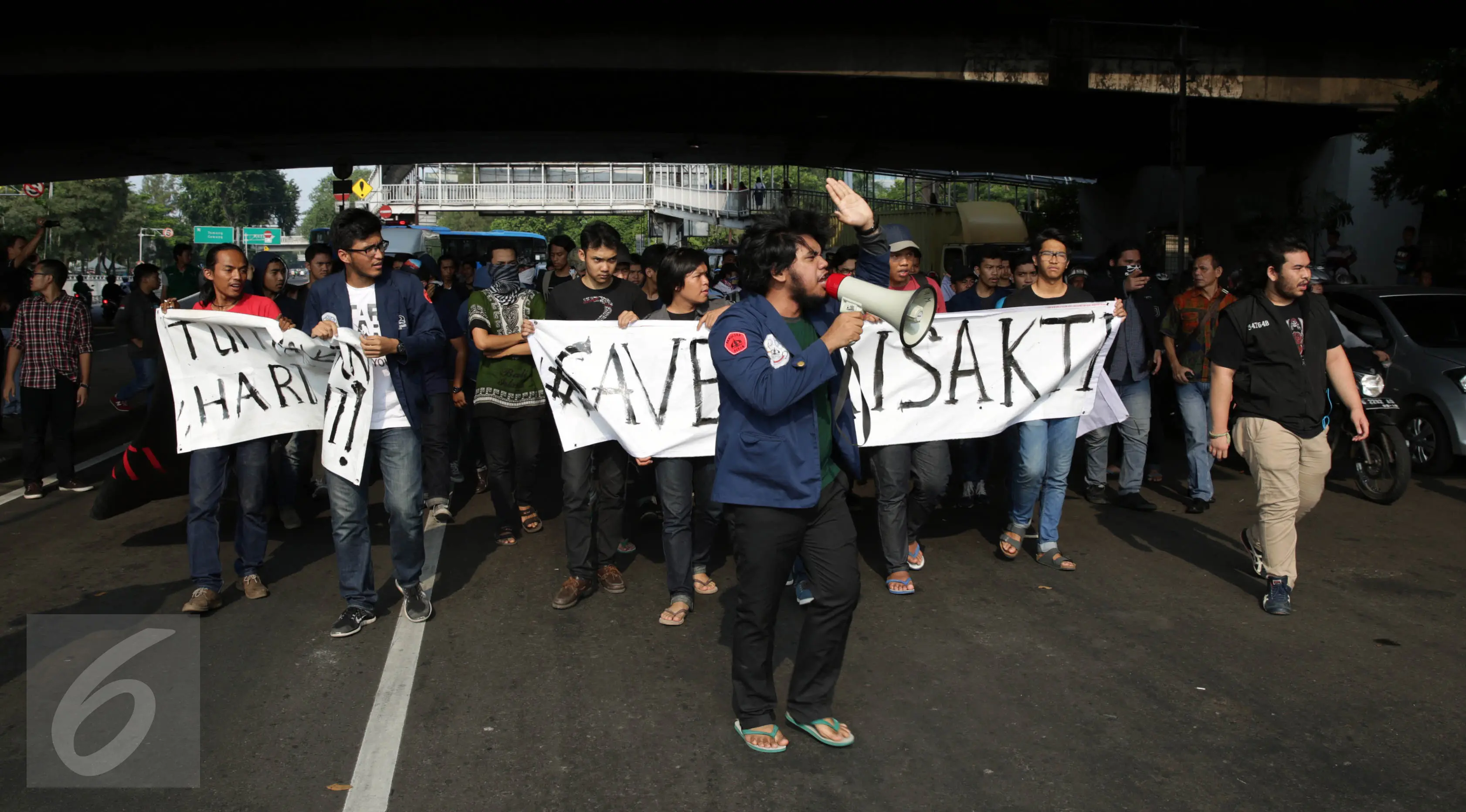 Puluhan mahasiswa Universitas Trisakti menggelar aksi protes dengan menutup Jalan Kyai Tapa, Grogol Petamburan, Jakarta, Jumat (2/9). Aksi itu mendesak penyelesaian kisruh masalah internal antara rektorat dengan yayasan kampus. (Liputan6.com/Johan Tallo)