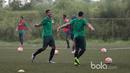 Ekspresi santai dua pemain Timnas Indonesia U-19 yang sedang mengikuti seleksi tahap pertama di Lapangan National Youth Training Center, Depok, Rabu (1/3/2017). (Bola.com/Nicklas Hanoatubun) 