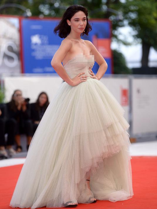 Aktris Matilda de Angelis berpose saat tiba menghadiri pemutaran perdana film "Una Famiglia" dalam Festival Film Venice ke-74 di Venice Lido, Italia (4/9). (AFP Photo/Tiziana Fabi)