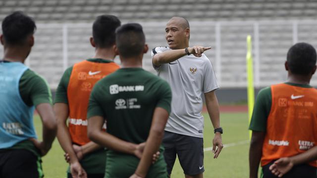 Asisten pelatih Timnas Indonesia U-22, Nova Arianto, memberikan arahan. (Bola.com/Yoppy Renato)
