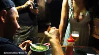 Kedai ramen di pinggir kota Tokyo ini memiliki satu hal yang unik: pemilik dengan payudara seksi.