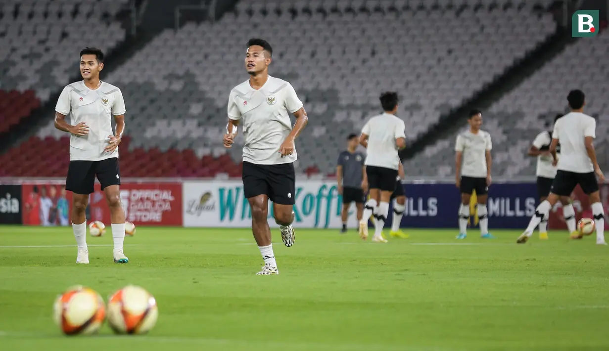 Pemain Timnas Indonesia U-22, Amiruddin Bagas Kaffa Arrizqi melakukan latihan resmi menjelang pertandingan uji coba internasional melawan Timnas Lebanon U-22 di Stadion Utama Gelora Bung Karno (SUGBK), Senayan, Jakarta, Kamis (13/04/2023). Laga tersebut rencananya akan berlangsung pada Jumat (14/04/2023) sebagai bagian dari persiapan SEA Games 2023 di Kamboja. (Bola.com/Bagaskara Lazuardi)