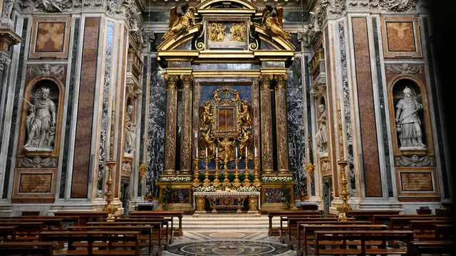 Keinginan Paus Fransiskus untuk menapaki jalan yang berbeda terbukti sampai akhir, dengan keputusannya untuk dimakamkan bukan di Basilika Santo Petrus tetapi di basilika Santa Maria Maggiore di Roma. (Dok: Tiziana FABI / AFP)