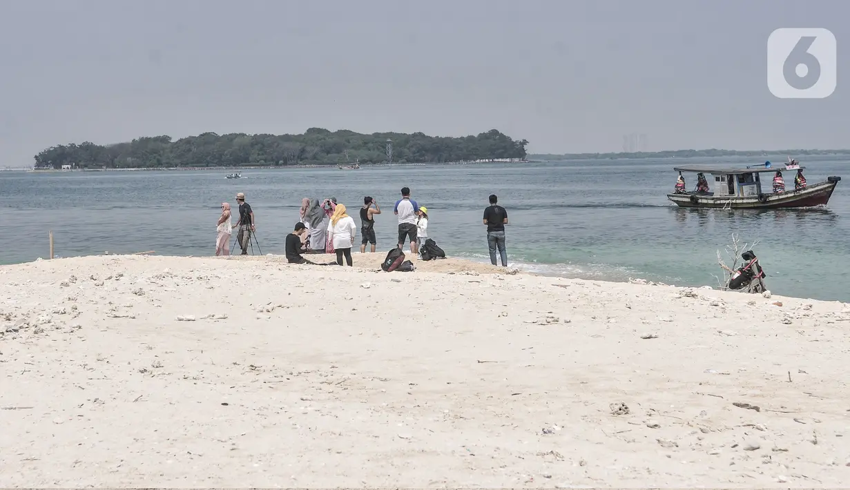 <p>Wisatawan mengunjungi Pulau Kelor, Kepulauan Seribu, Jakarta, Minggu (11/4/2021). Pariwisata Kepulauan Seribu mulai ramai dikunjungi wisatawan setelah beberapa waktu lalu Pemprov DKI membuka kembali dengan harapan menggerakkan ekonomi dan kesejahteraan masyarakat. (merdeka.com/Iqbal S Nugroho)</p>