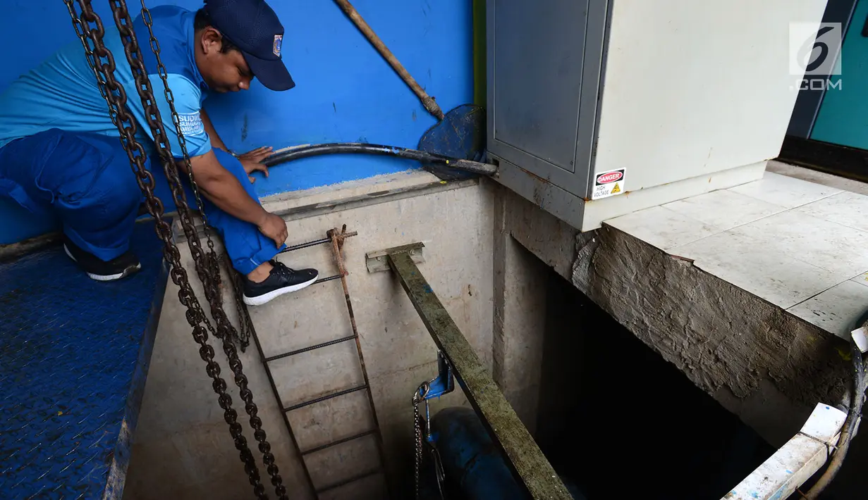 Petugas Sudin Sumber Daya Air (SDA) Jakarta Timur mengecek pompa air di Kampung Pulo, Jakarta, Rabu (23/1). Pengecekan ini dilakukan untuk mengantisipasi banjir dan genangan. (Merdeka.com/Imam Buhori)