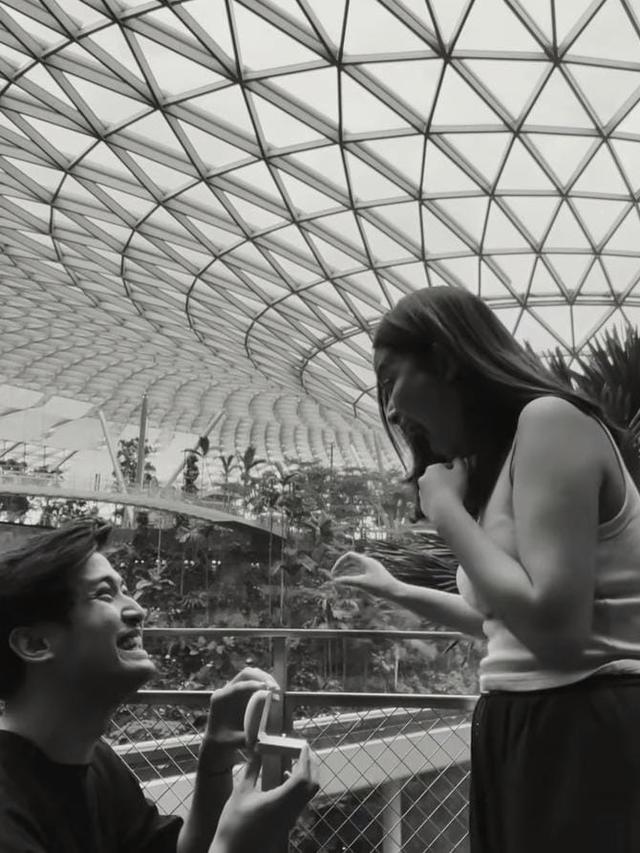 Luthfi Aulia melamar Hanggini di bandara Changi, Singapura