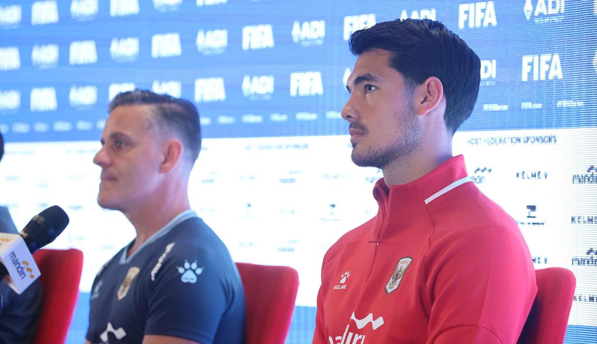 Laga melawan Saint Kitts and Nevis juga menjadi momen kembalinya Elkan Baggott. Tampak dalam foto, pelatih Timnas Indonesia, John Herdman (kiri) bersama Elkan Baggott saat memberi keterangan sebelum laga melawan Saint Kitts and Nevis pada ajang FIFA Series 2026 di Media Center Stadion Utama Gelora Bung Karno (SUGBK), Jakarta, Kamis (26/3/2026). (Bola.com/M Iqbal Ichsan)