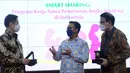 Kepala BKKBN Hasto Wardoyo (tengah) berbincang dengan President Director KALBE Nutritionals Ongkie Tedjasurja (kanan) dan Dirut Klikdokter Dino Bramanto (kiri) saat acara "Smart Sharing : Program Kerja Sama Penurunan Angka Stunting di Indonesia" di Jakarta, Selasa (4/5/2021). (Liputan6.com/HO/Ading)