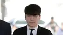 Mantan anggota boyband BIGBANG, Seungri tiba untuk menghadiri persidangan di Pengadilan Distrik Pusat Seoul, Selasa (14/5/2019). Sidang pemeriksaan itu untuk memutuskan perlu tidaknya surat penahanan terhadap Seungri terkait kasus penggelapan dan prostitusi (mucikari). (AP/Lee Jin-man)