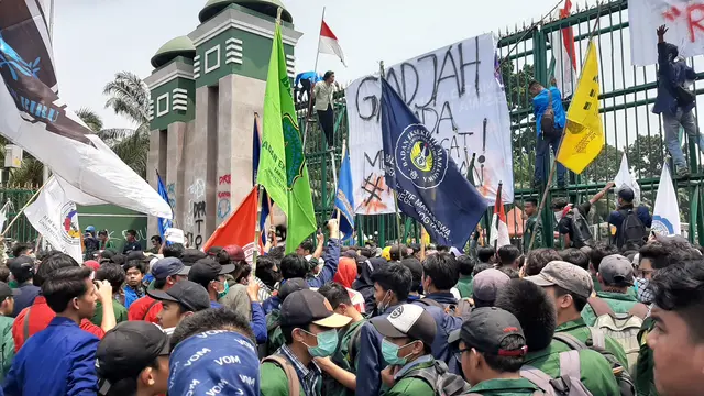 Mahasiswa dari beberapa universitas di Indonesia menggeruduk Gedung DPR RI.