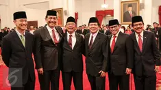 (Ki-ka)Thomas Lembong, Luhut Pandjaitan, Darmin Nasution, Rizal Ramli, Pramono Anung dan Sofyan Djalil berfoto bersama sebelum pelantik menteri hasil Reshuffle di Istana Negara, Jakarta, Rabu (12/8/2015). (Liputan6.com/Faizal Fanani)