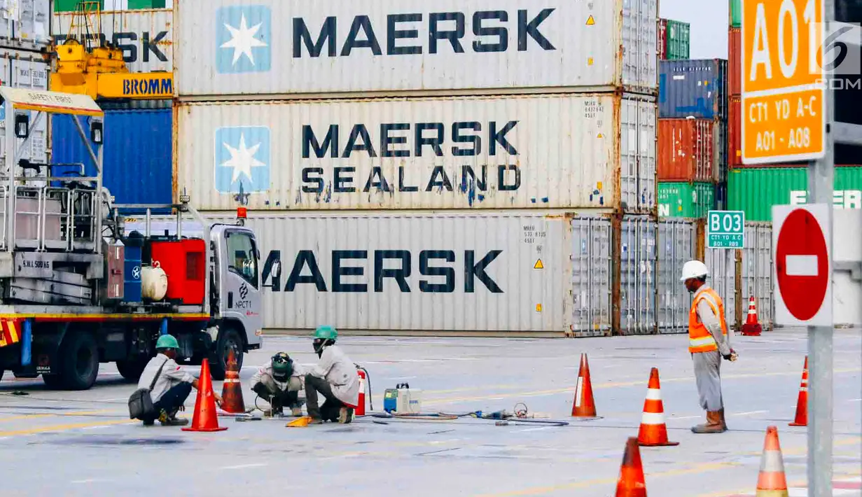 Aktivitas pekerja di Pelabuhan Tanjung Priok, Jakarta, Rabu (31/10). Fasilitas PSF menjamin kepastian transaksi atas jasa kepelabuhanan di pelabuhan yang dikelola IPC selama 24 jam sehari. (Liputan6.com/Immanuel Antonius)