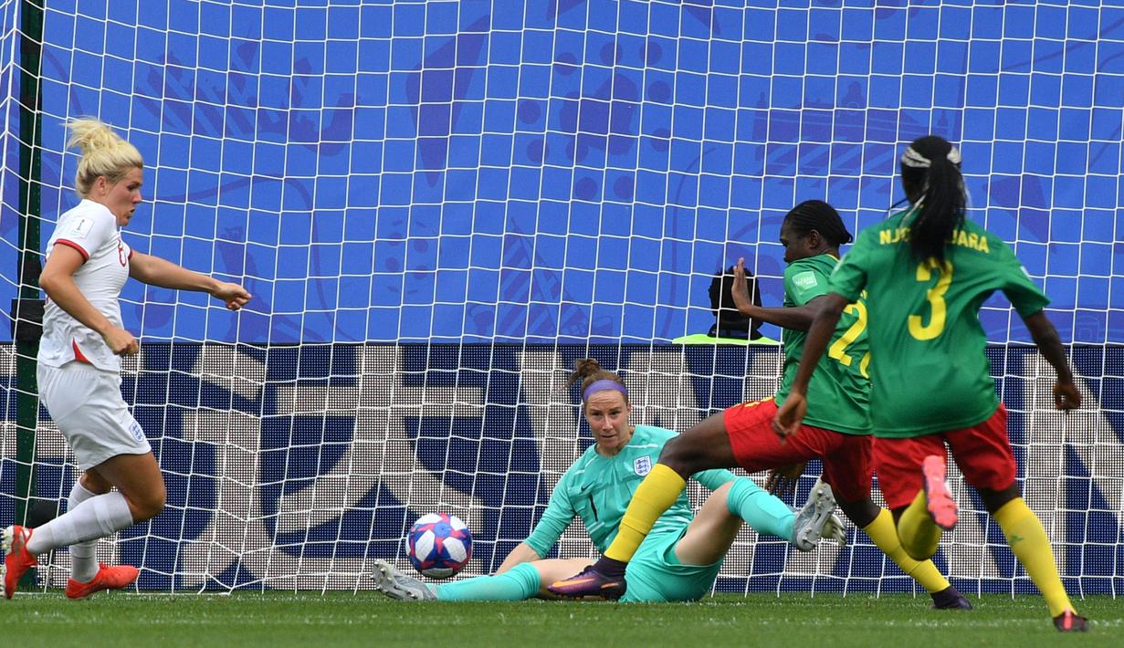 Karen Bardsley kiper Inggris berusaha menahan gempuran serangan dari pemain Kamerun di babak 16 besar Piala Dunia Wanita 2019 di Hainaut stadium, Valenciennes, Prancis. ( AFP/Philippe Huguen )