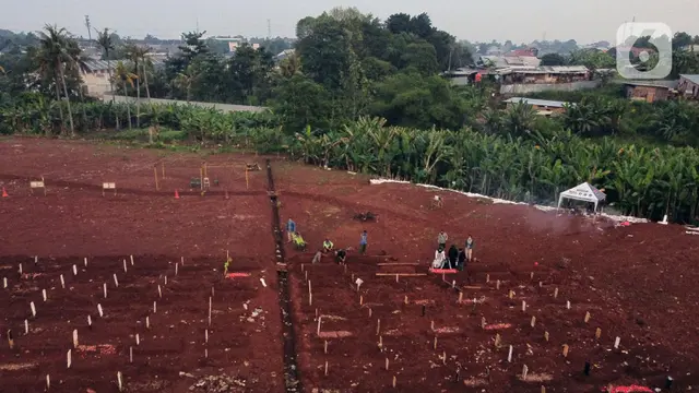 FOTO: Perjuangan Petugas Pemakaman Jenazah dengan Protokol COVID-19