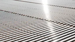 Pandangan udara terlihat hamparan cermin terpasang di area pembangkit listrik tenaga surya Noor 1, Maroko, Kamis (4/2). Noor 1 memiliki 500.000 cermin yang akan mengumpulkan tenaga surya hingga 160 mw di area 2.500 sampai 3.000 hektare. (AFP/FADEL SENNA)