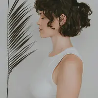 Gaya ini playful dan cocok untuk suasana santai atau hangout bareng teman, sisakan rambut bawah untuk tetap menunjukkan keindahan ikalnya (Foto: Elise Wilcox/Unsplash)