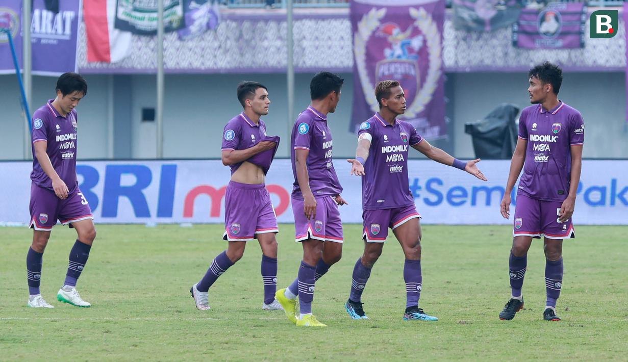 <p>Para pemain Persita Tangerang tampak berdiskusi usai ditaklukkan Persebaya Surabaya pada laga pekan ke-18 BRI Liga 1 2022/2023 di Stadion Indomilk Arena, Tangerang, Rabu (18/1/2023) sore WIB. Persita kalah 0-5 dari Persebaya. (Bola.com/M Iqbal Ichsan)</p>