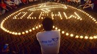 Keuarga korban pesawat Malaysia Airlines MH370 berdoa di Metro Park Hotel in Beijing. (AFP)