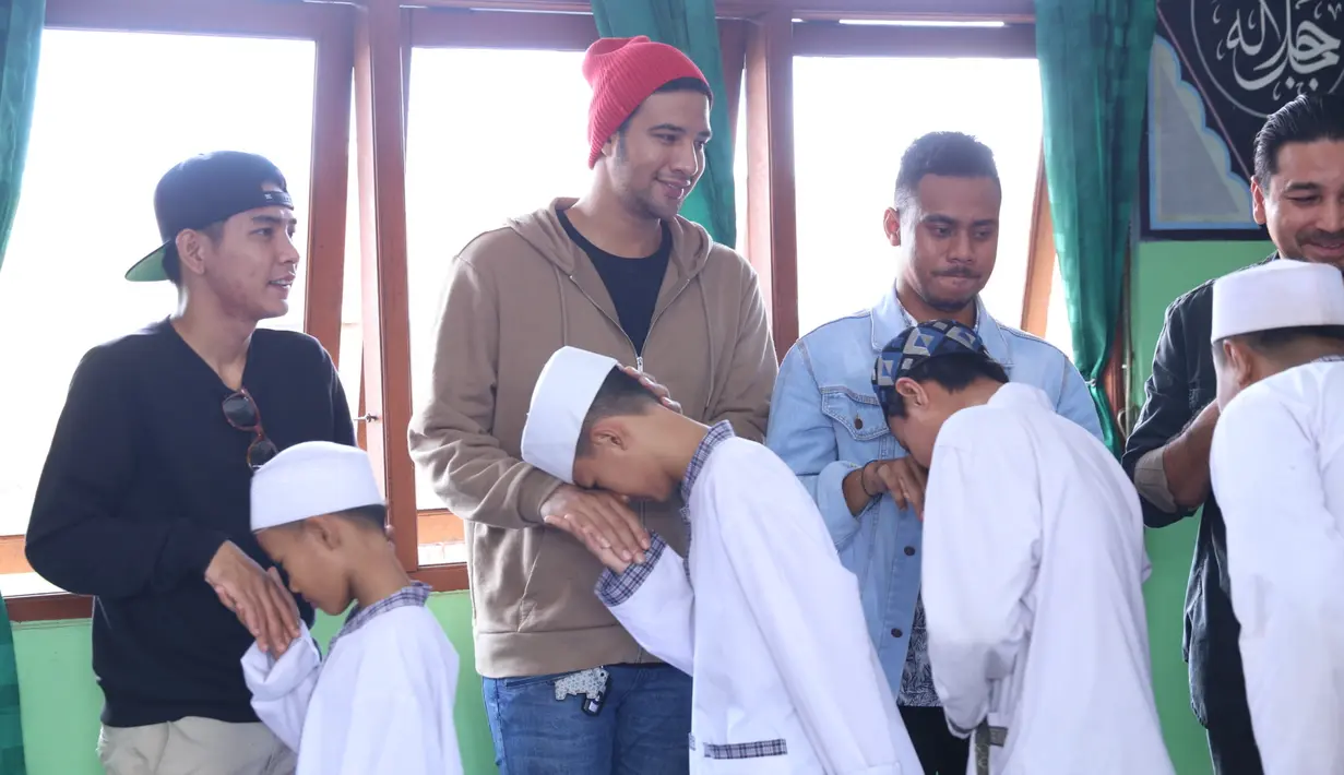 Tak hanya iri, Ammar Zoni pun mengaku di buat malu lantaran Hanung yang salim kepadanya. Menurut Ammar, seharusnya ia yang menyodorkan tangannya. (Nurwahyunan/Bintang.com)