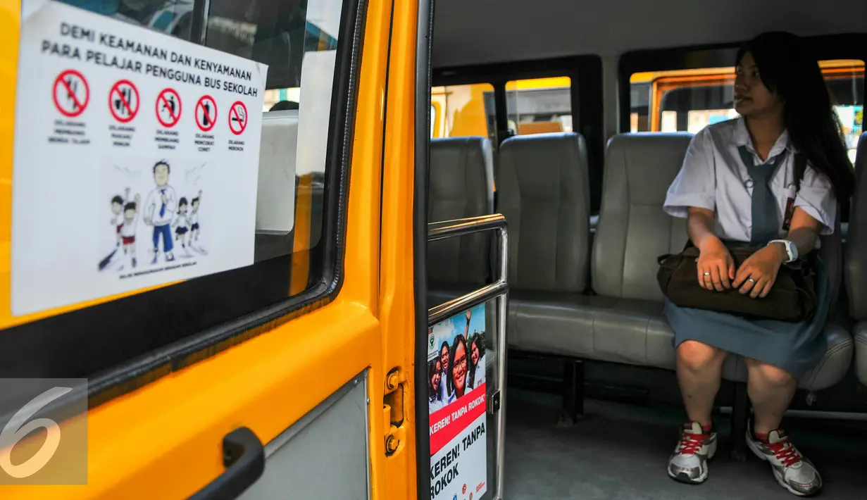 Siswa saat menaiki bus gratis di halaman rusun Muara Kapuk, Jakarta, Jumat (22/4/2016). Dua unit Bus gratis ini akan melewati rute Teluk Gong, Bandengan dan Jembatan Lima. (Liputan6.com/Yoppy Renato)