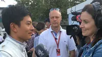 Pebalap Manor Racing asal Indonesia, Rio Haryanto, saat melakukan sesi wawancara dengan jurnalis asing seusai mengakhiri balapan F1 GP Australia lebih cepat, Minggu (20/3/2016). (Twitter)