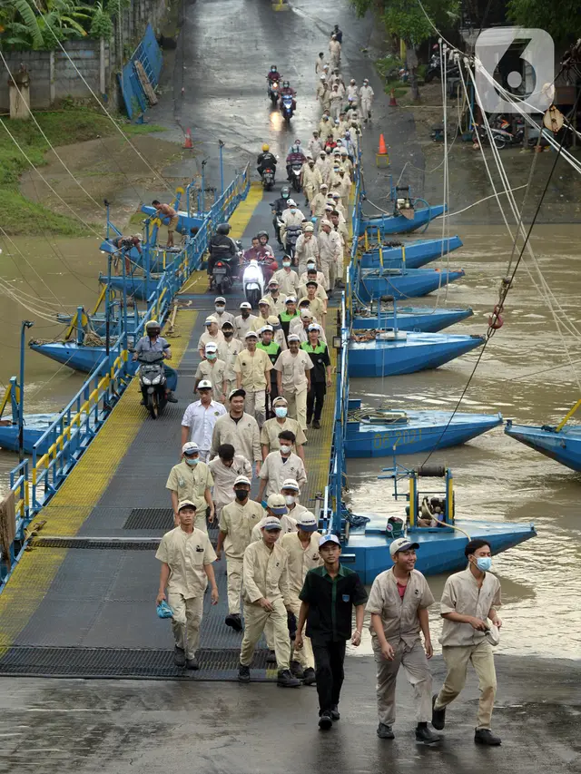 FOTO: Jembatan Perahu Jadi Alternatif Seberangi Sungai Citarum di Karawang