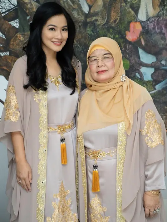 Titi Kamal juga tampil dengan set kaftan dan outerwear serasi bareng sang mama. Bordir warna gold menambah kemewahan outfit Lebaran Titi dan keluarga. [Foto: @titi_kamall]