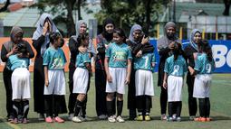 Para pemain dari SDN Gedong 03 didampingi oleh para ibunya saat laga final MilkLife Soccer Challange Jakarta 2025 kelompok umur 10 tahun melawan SDN Pulogebang 13 yang berlangsung di Kingkong Soccer Arena, Cijantung, Jakarta Timur pada Minggu (04/05/2025). (Bola.com/Bagaskara Lazuardi)