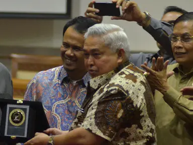Ketua Komisi I DPR RI Mahfudz Siddiq (kedua kiri) bersama Salim Mengga (kedua kanan) memberikan penghargaan atas kinerja BIN dibawah kepemimpinan Letjen TNI (Purn) Marciano Norman (kiri), Jakarta, Senin (15/6/2015). (Liputan6.com/Andrian M Tunay)