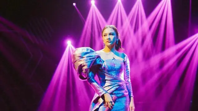 10 Potret Gaya Mahalini yang Selalu Totalitas saat Manggung dengan Busana Formal-Kasual