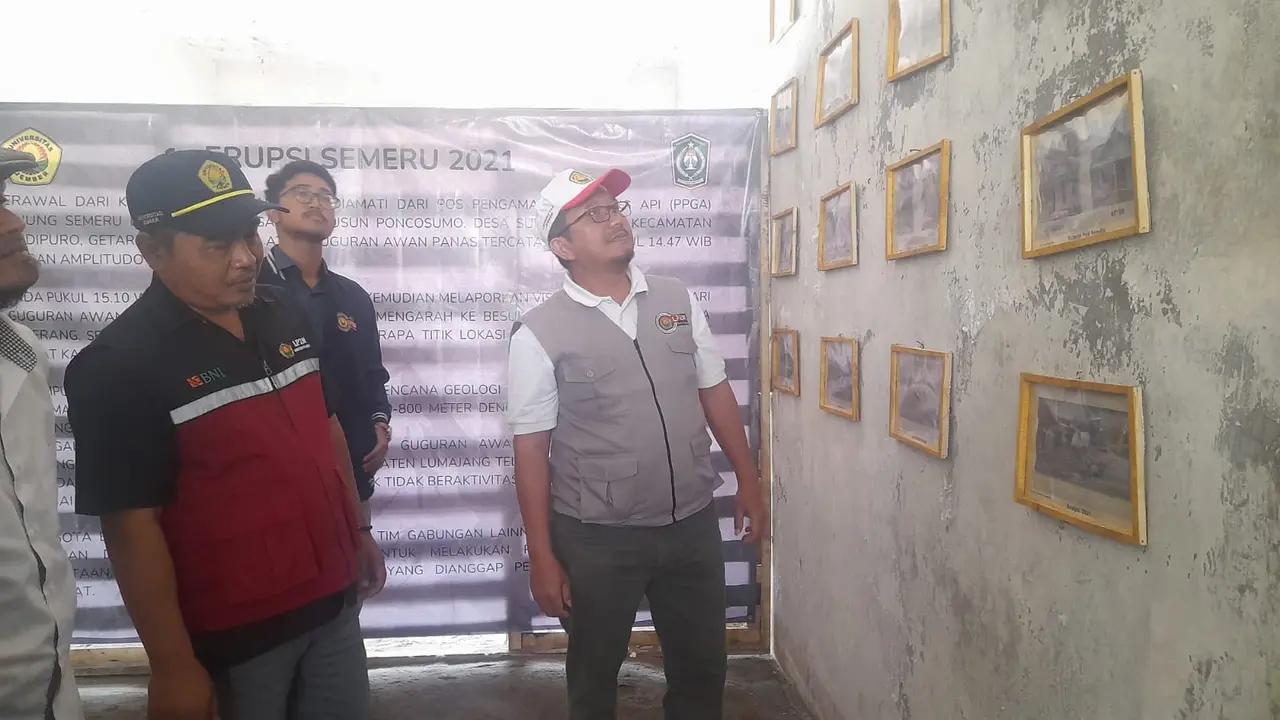 Ketua LP2M Universitas Jember Yuli Witono (Topi putih) Kala Meninjau Museum Kenangan Semeru di Dusun Kamar Kajang, Desa Sumberwuluh, Kecamatan Candipuro, Kabupaten Lumajang (Istimewa)