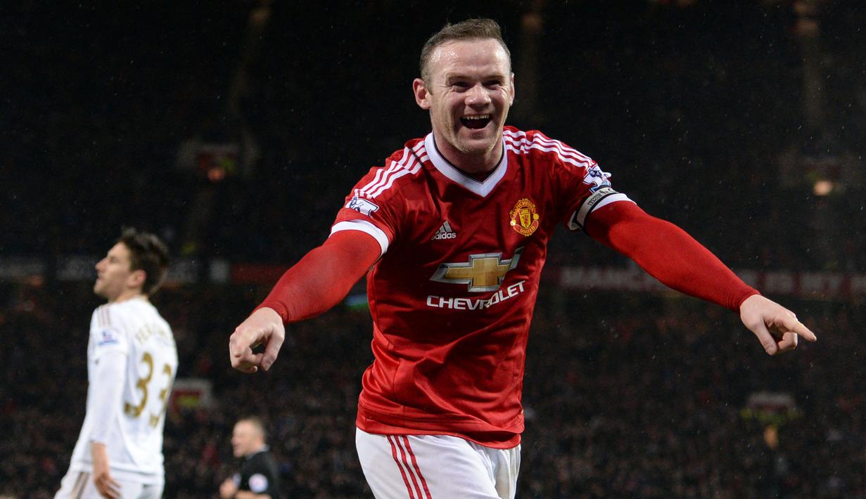 Selebrasi striker Manchester United, Wayne Rooney setelah menjebol gawang Swansea City pada laga Liga Inggris 2015/2016 di Old Trafford Stadium, Manchester (2/1/2016). Wayne Rooney menjadi pemain MU dengan raihan gol terbanyak di bawah manajer Alex Ferguson. Sejak didatangkan dari Everton pada awal musim 2004/2005 hingga 2012/2013 ia total mencetak 141 gol dari 178 laga. Hingga meninggalkan MU pada akhir musim 2016/2017 ia total mencetak 183 gol dari 393 laga. (AFP/Oli Scarff)