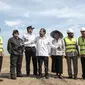 Menteri Koordinator Bidang Kemaritiman Rizal Ramli saat meninjau langsung pulau hasil reklamasi di pantai utara Jakarta, Rabu (4/5). Pulau C dan D merupakan hasil reklamasi, satu dari 17 pulau reklamasi di Teluk Jakarta. (Liputan6.com/Faizal Fanani)