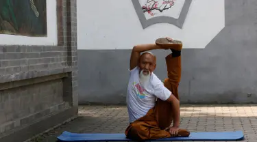 Master kungfu Li Liangui menunjukan kungfu Suogugong di sebuah taman di Beijing, China, pada 30 Juni 2016.  Upaya Li Liangui mempromosikan kungfu  belum membuat banyak orang tertarik dengan kungfu. (REUTERS/Kim Kyung-Hoon)