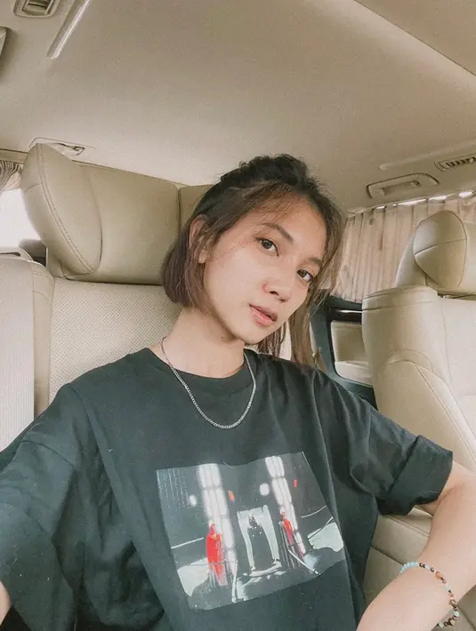 Melalui akun Instagram pribadinya, wanita asal Bandung, Jawa Barat ini juga cukup sering membagikan foto saat menggunakan kaos oversize. Bahkan, dibeberapa penampilannya ia tetap percaya diri meski tak menggunakan makeup. (Liputan6.com/IG/@sheiladaisha)