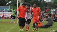 Gelandang Persija, Ramdani Lestaluhu (tengah) dibopong keluar akibat cedera saat laga uji coba melawan Barito Putera di Stadion Bea Cukai, Jakarta, Selasa (5/4/2016). Laga berlangsung ketat dan berakhir imbang 2-2. (Liputan6.com/Helmi Fithriansyah)