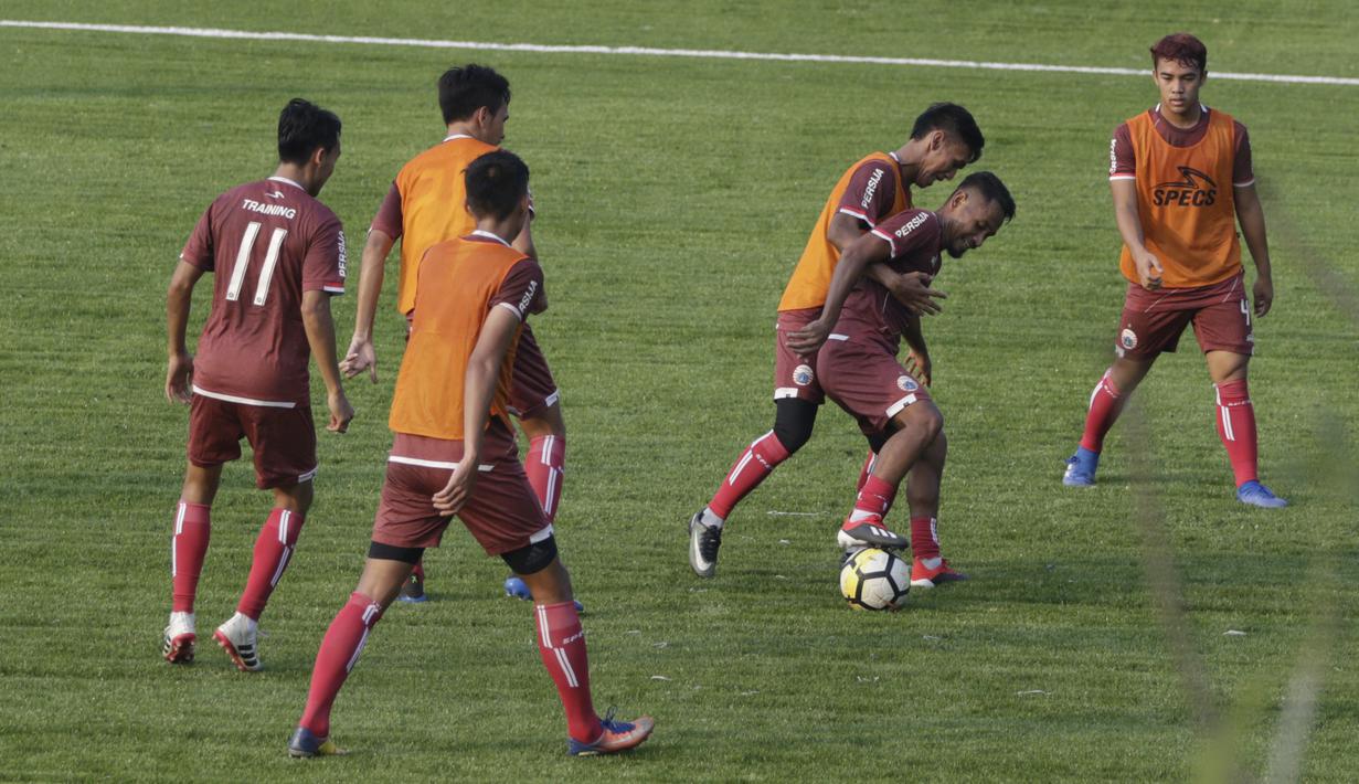 Pemain Persija Jakarta, Ramdani Lestaluhu, saat latihan di Lapangan Aldiron, Jakarta, Senin (7/1). Sebanyak 29 pemain sudah bergabung dalam latihan perdana tersebut. (Bola.com/M Iqbal Ichsan)