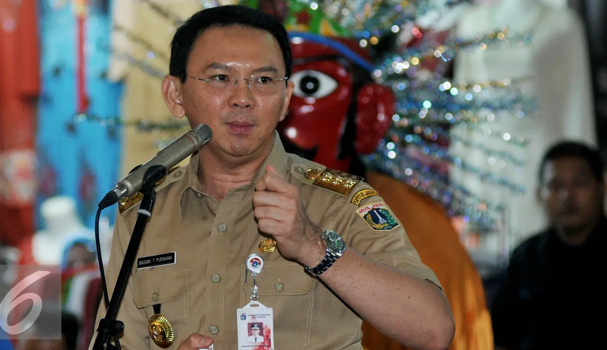 Gubernur DKI Jakarta  Basuki T Purnama saat meresmikan gerai pelayanan pajak di Pasar Tanah Abang, Jakarta, Selasa (1/9/2015). Gerai layanan terpadu merupakan kerjasama antara Dirjen Pajak KPP dan Pemprov DKI Jakarta. (Liputan6.com/Johan Tallo)