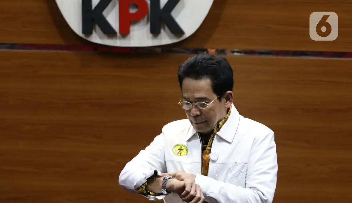 Wakil Ketua KPK Johanis Tanak sesaat sebelum membacakan penetapan tersangka dan penahanan Wakil Ketua DPRD Provinsi Jawa Timur 2019-2024, Sahat Tua P. Simandjuntak di Gedung Merah Putih Komisi Pemberantasan Korupsi (KPK), Jakarta, Kamis (15/12/2022). Sahat Tua P. Simandjuntak bersama tiga orang lainnya terjerat OTT KPK berikut barang bukti uang dengan nilai seluruhnya Rp1 miliar. (Liputan6.com/Helmi Fithriansyah)