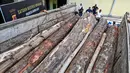 13 batang kayu tersebut dibawa menggunakan truk di kawasan Blang Bintang, Aceh Besar, Selasa (19/8/2025). (CHAIDEER MAHYUDDIN/AFP)