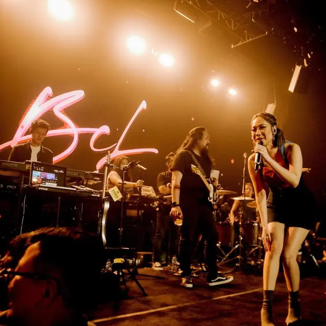 11 Outfit Playful Bunga Citra Lestari Saat Guncang Bandung dari Atas Panggung