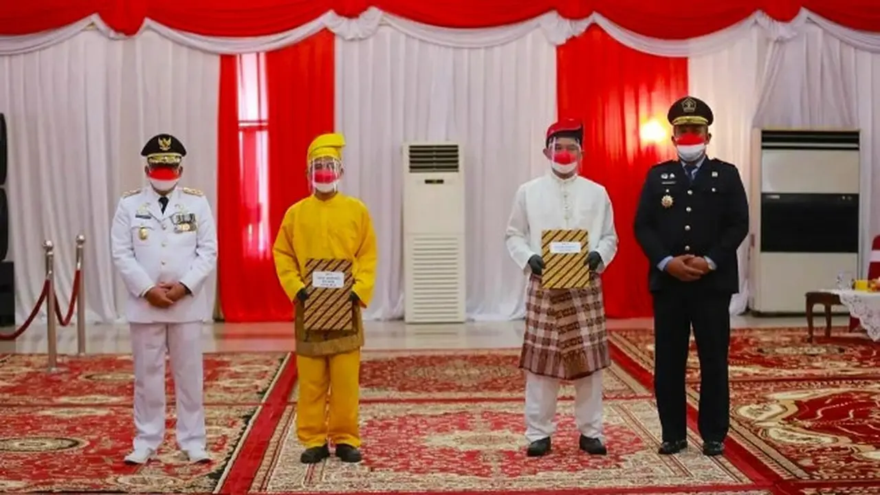 Dua perwakilan narapidana di Riau yang menerima remisi kemerdekaan dan dinyatakan langsung bebas.