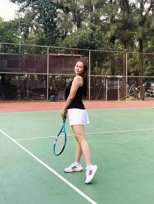 Memakai oufit hitam putih, Aura Kasih terlihat begitu antusias untuk bermain tenis. Penampilan menawannya ini disebut netizen sebagai ibu satu anak dengan body yang ideal. Tak heran kecantikan Aura ini jadi pusat perhatian. (Liputan6.com/IG/@aurakasih)