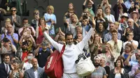 Roger Federer rayakan kemenangan atas Tomas Berdych pada semifinal Wimbledon 2017, Jumat (14/7/2017) waktu setempat. Federer unggul 7-6(4), 7-6(4), 7-4. (AFP/Glyn Kirk)