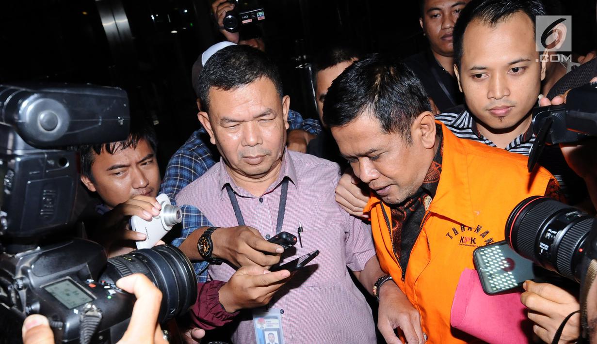 Bupati Nganjuk Taufiqurrahman (tengah) tertunduk saat meninggalkan gedung KPK Jakarta, Kamis (26/10). Taufiqurrahman ditahan KPK melalui OTT terkait dugaan suap perekrutan dan pengelolaan ASN/PNS di Kabupaten Nganjuk. (Liputan6.com/Helmi Fithriansyah)