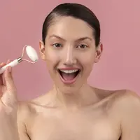 Face roller giok bisa menjadi tambahan sederhana dalam rutinitas skincare. (Foto/Dok: Magnific)