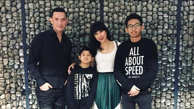 Sudah 18 Tahun Menikah Ini 6 Potret Harmonis Aditya Herpavi Dan Jelantika Herlanti Hot Liputan6 Com