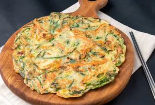 Berikut adalah langkah-langkah untuk membuat haemul pajeon di rumah dengan menggunakan bahan yang sederhana (Sumber: https://depositphotos.com)